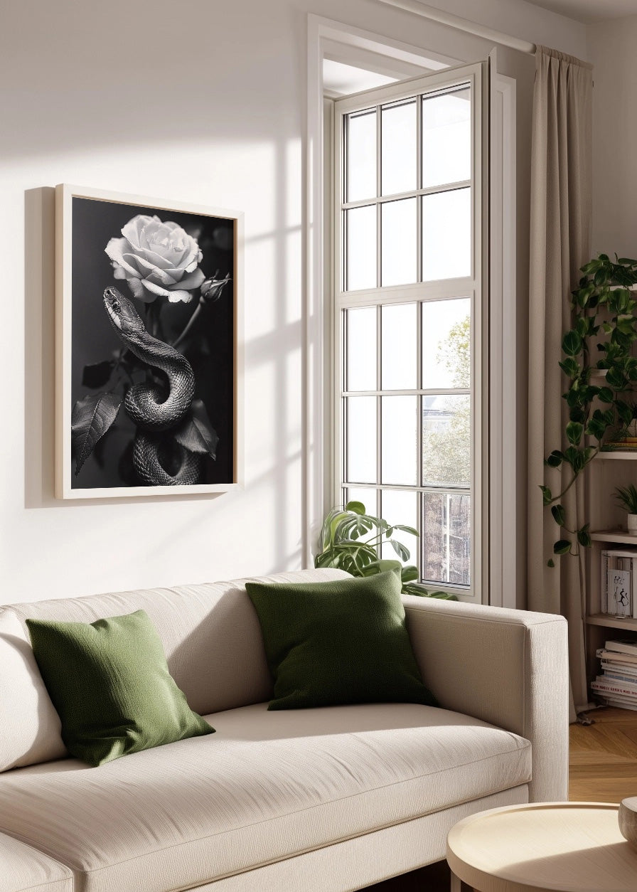 Cuadro Serpiente hiperrealista con rosa en blanco y negro