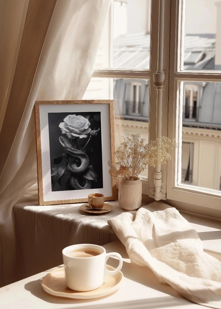 Cuadro Serpiente hiperrealista con rosa en blanco y negro