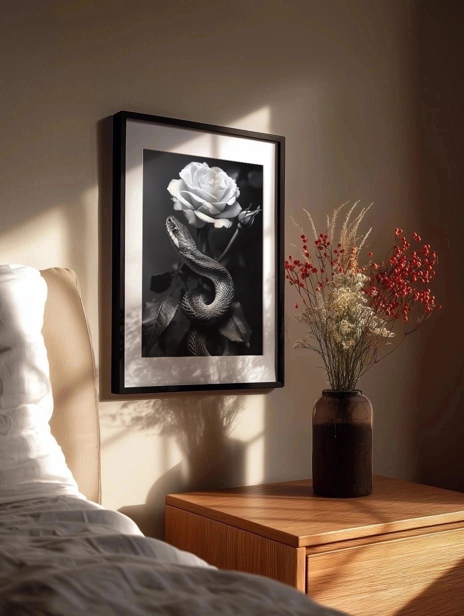 Cuadro Serpiente hiperrealista con rosa en blanco y negro