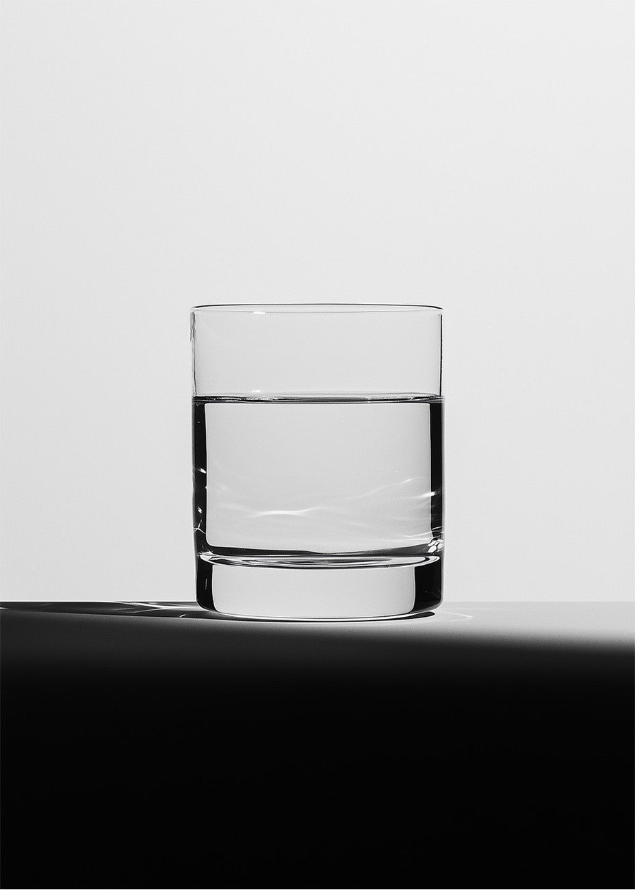Wasserglas in Schwarz und Weiß ➤ Dekobild im Angebot 👌