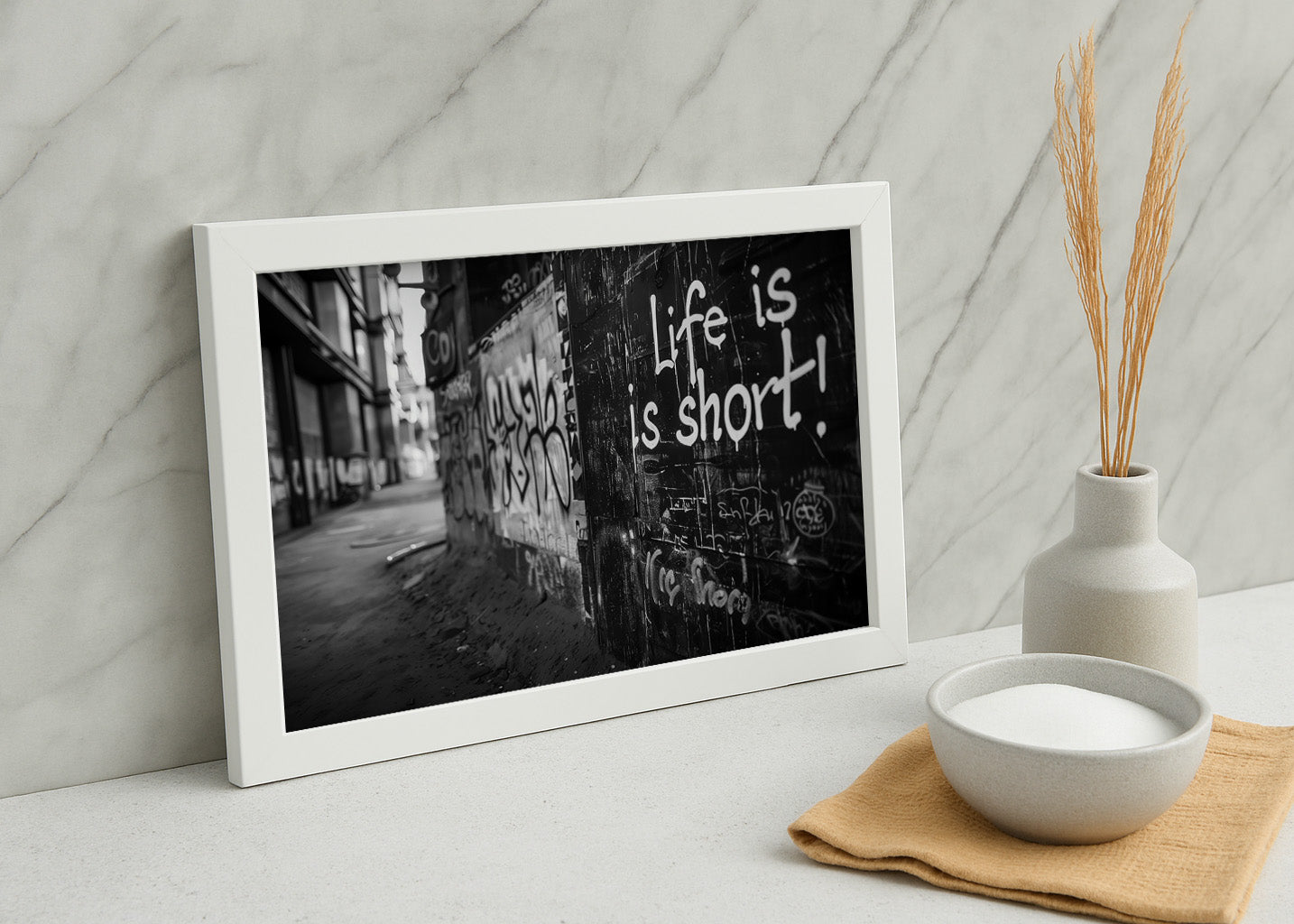 Cuadro ​Barrio en blanco y negro con graffitis