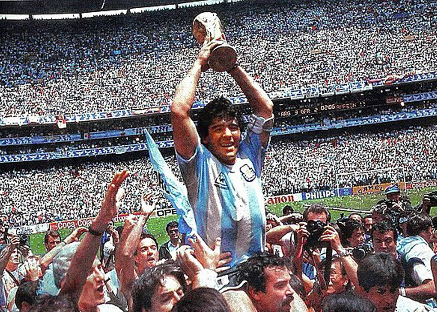 Cuadro ​Maradona con la Copa del Mundial de México 86