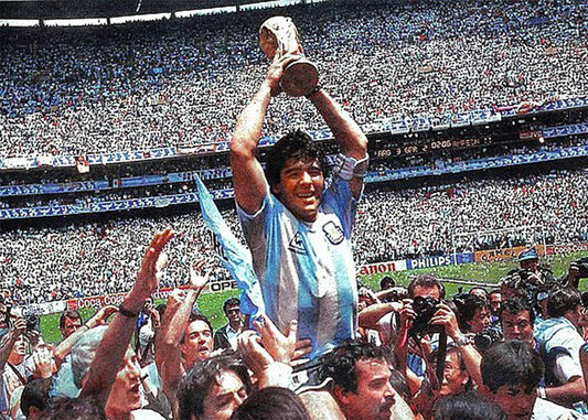 Cuadro ​Maradona con la Copa del Mundial de México 86