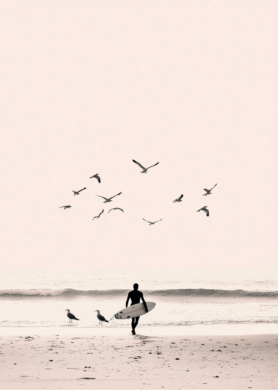 Cuadro ​Chico surfero en la playa con aves