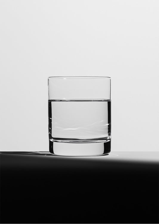 Cuadro ​Vaso de agua en blanco y negro